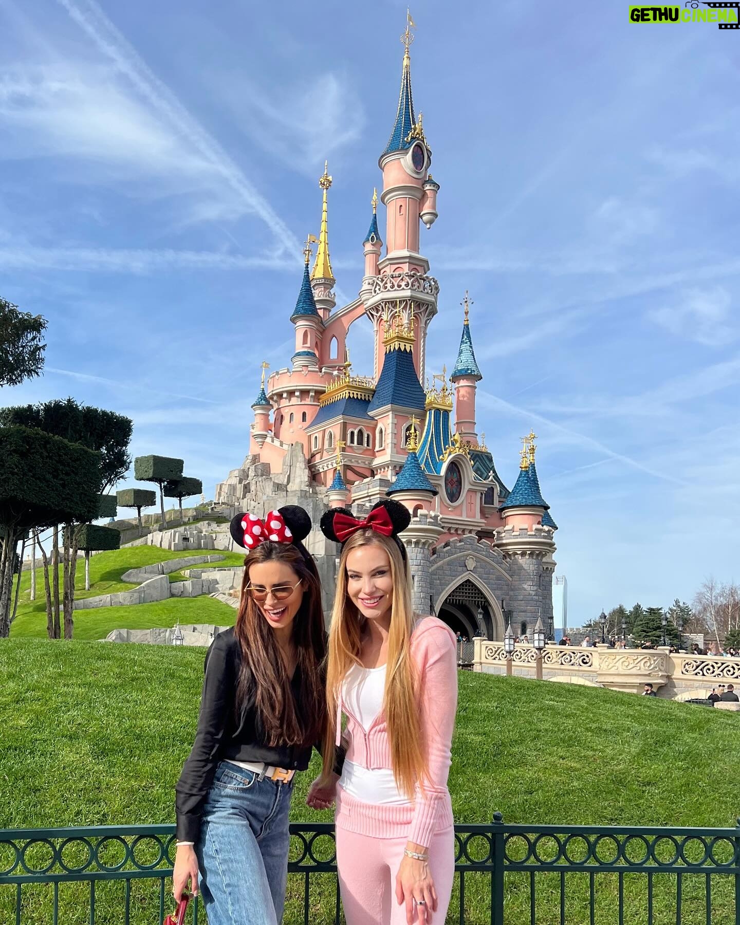 Taylor Mega Instagram - Felice come una topolina ๐ญ๐ฅน๐ Un altro sogno avverato, e voi siete mai stati a disneyland? Se si vi รจ piaciuto?