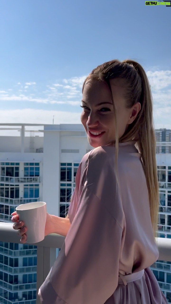 Taylor Mega Instagram - Miami mornings💞 non sarebbe male svegliarsi ogni giorno cosí 😌