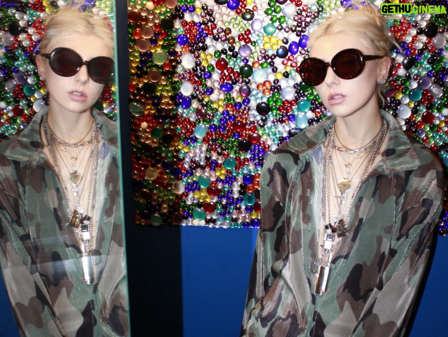 Taylor Momsen Instagram - More pics from @theartistsg at the studio #playingwithweirdwalls #kaleidoscopeeyes
