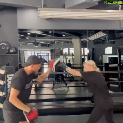 Taylor Momsen Instagram - Lesson one…yo…Adrian? #belikewater @dogpound #boxing I’m coming for you @jakepaul 🤣🤣 @jonathanxbrookins