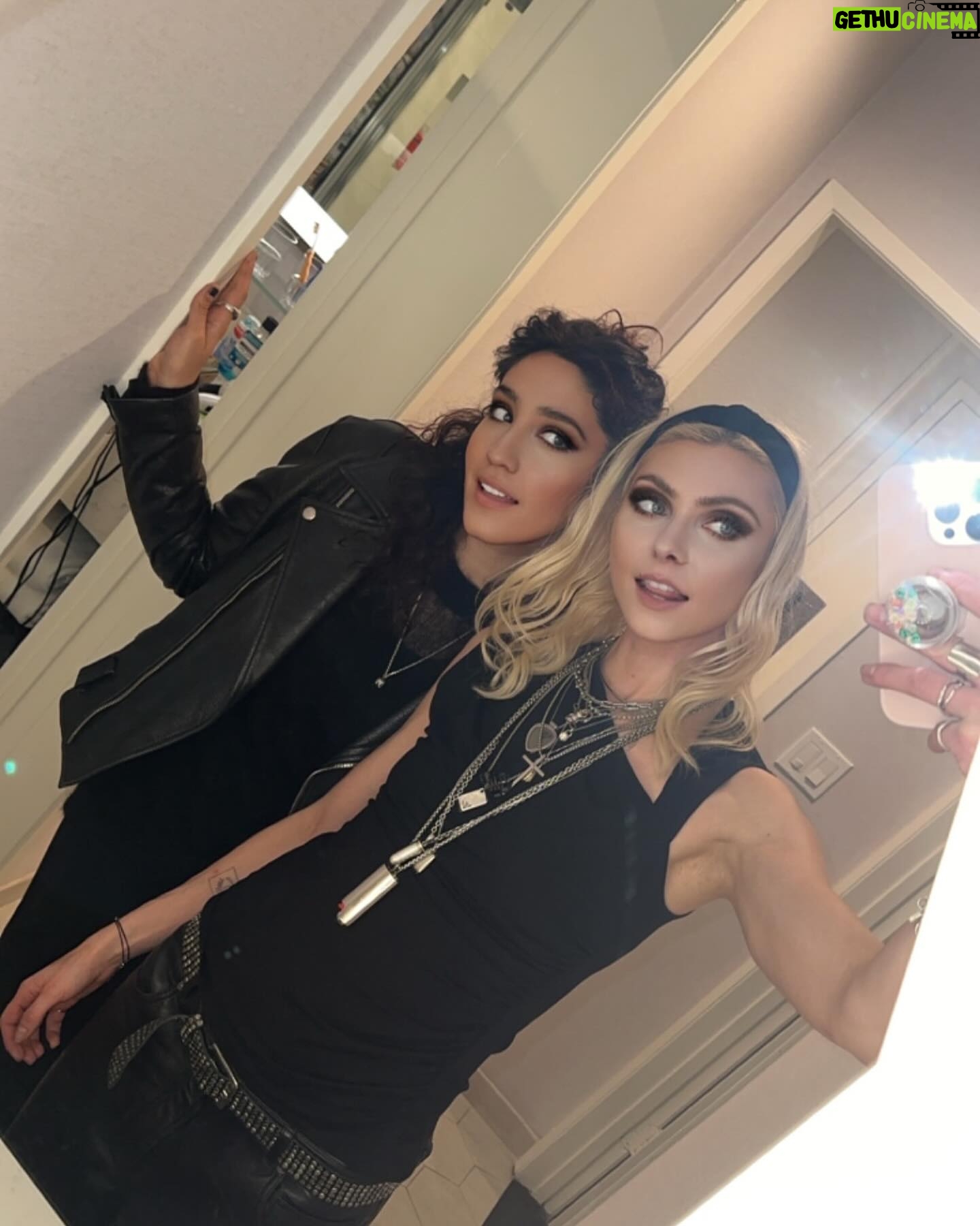 Taylor Momsen Instagram - Girl’s day out 😻