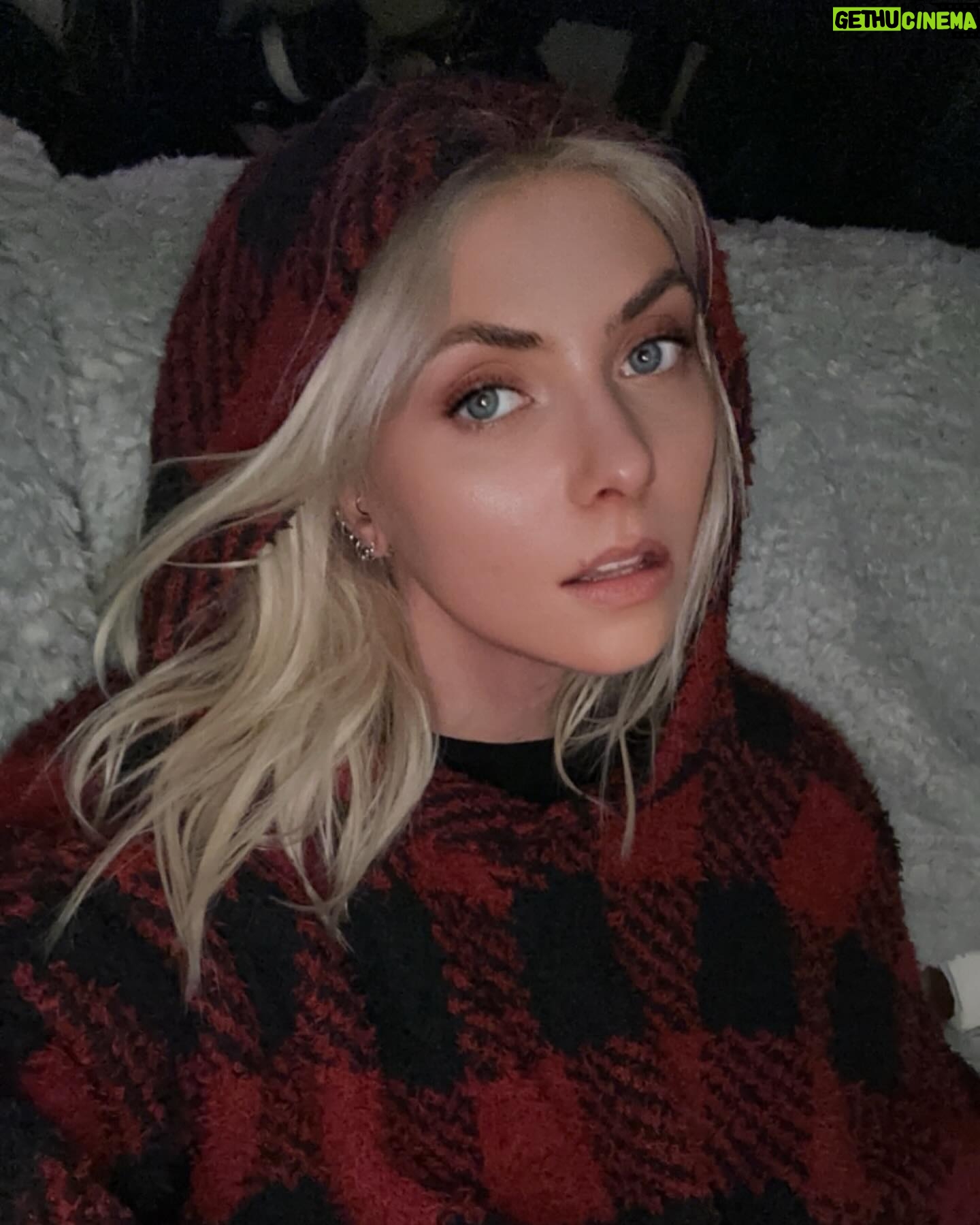 Taylor Momsen Instagram - Happy New Year’s Weekend! #holidayoutfit celebrate 🎉