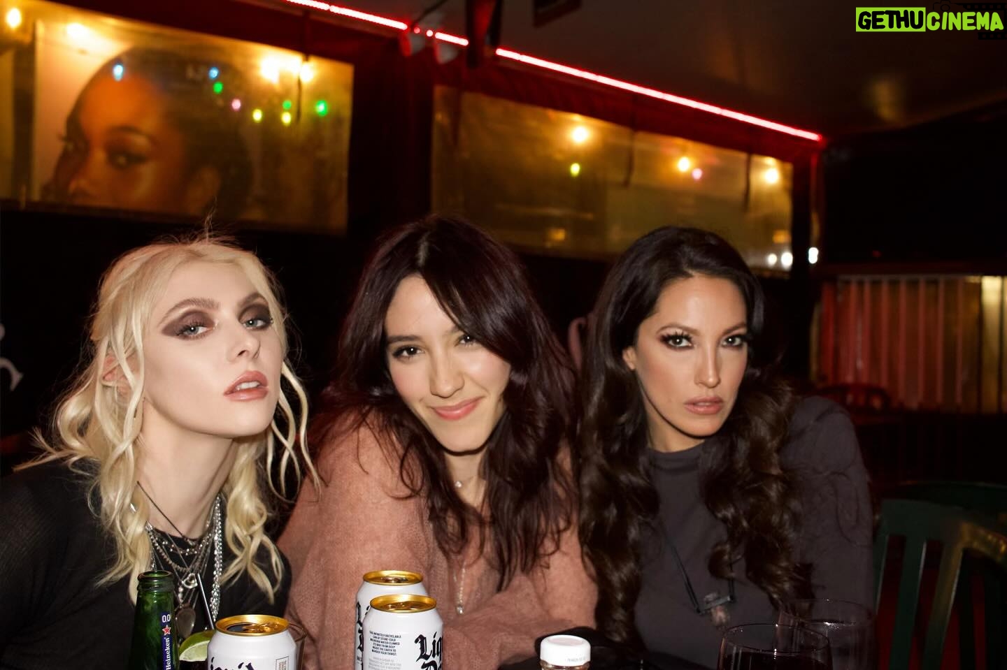 Taylor Momsen Instagram - Celebrating new tour with a girls night out 😻 #ACDC