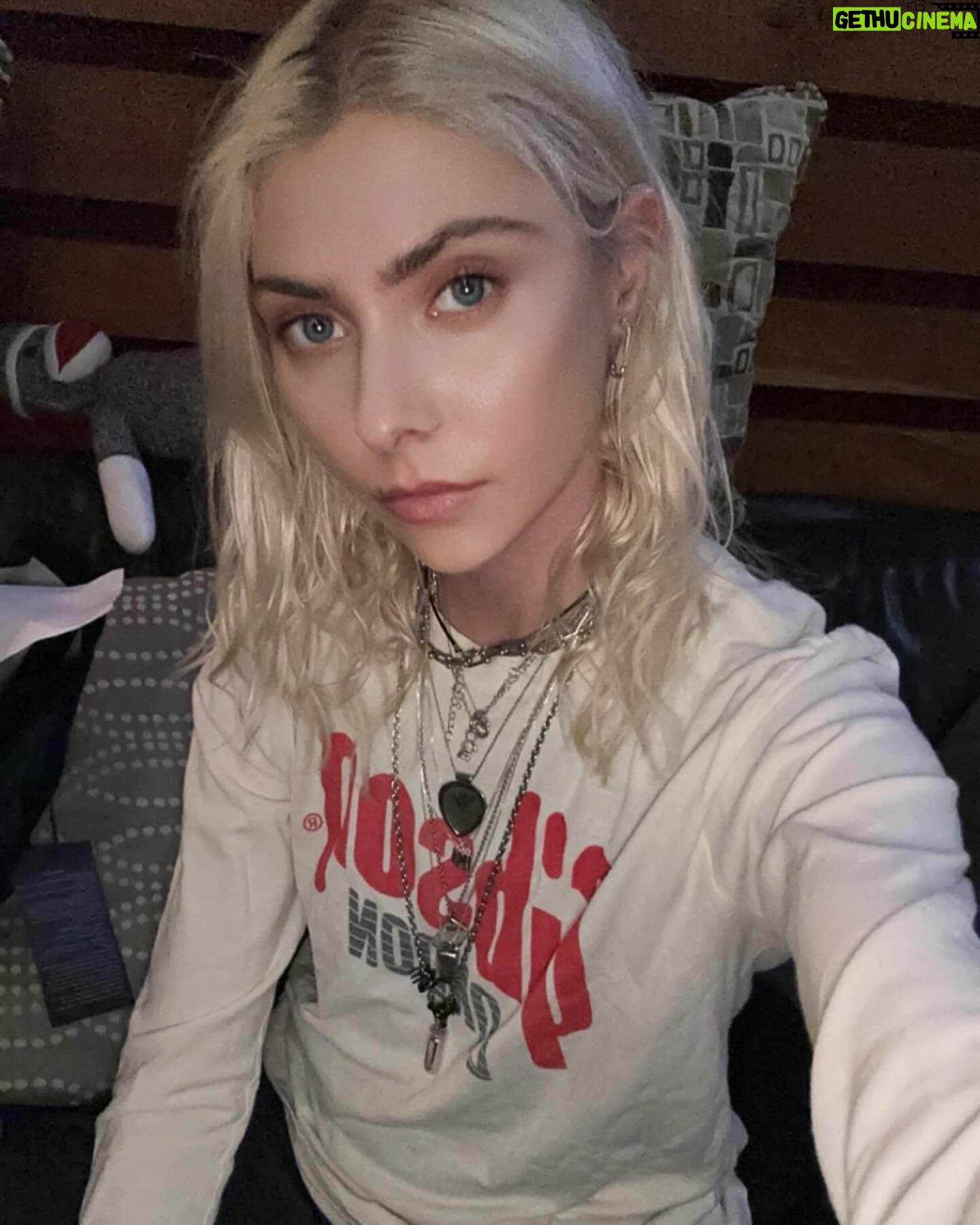 Taylor Momsen Instagram - Rehearsal part one complete…wonder what surprises will happen this week? #youneverknow @gibsonguitaruk