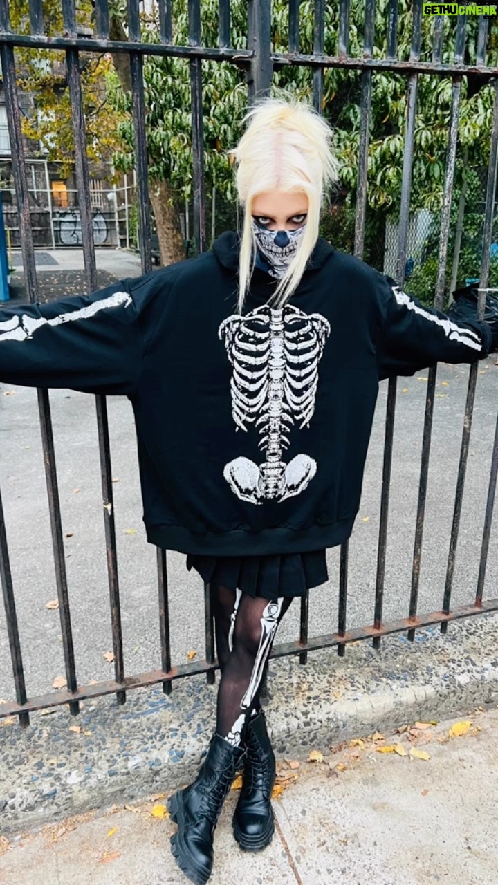 Taylor Momsen Instagram - #halloween #nyc ππππππ hanging at the #halloweenparade with some of New Yorkβs finest, and a quick tourist photo shoot in Washington Square Park #trickortreat #mybones