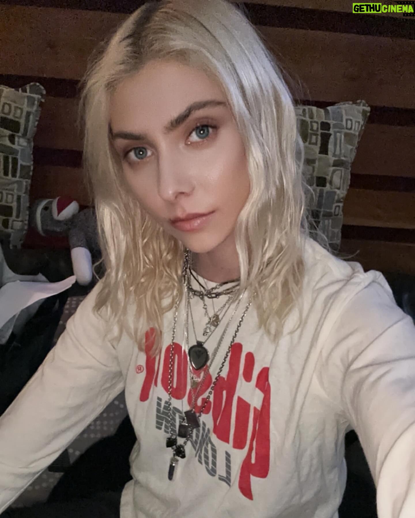 Taylor Momsen Instagram - Rehearsal part one complete…wonder what surprises will happen this week? #youneverknow @gibsonguitaruk