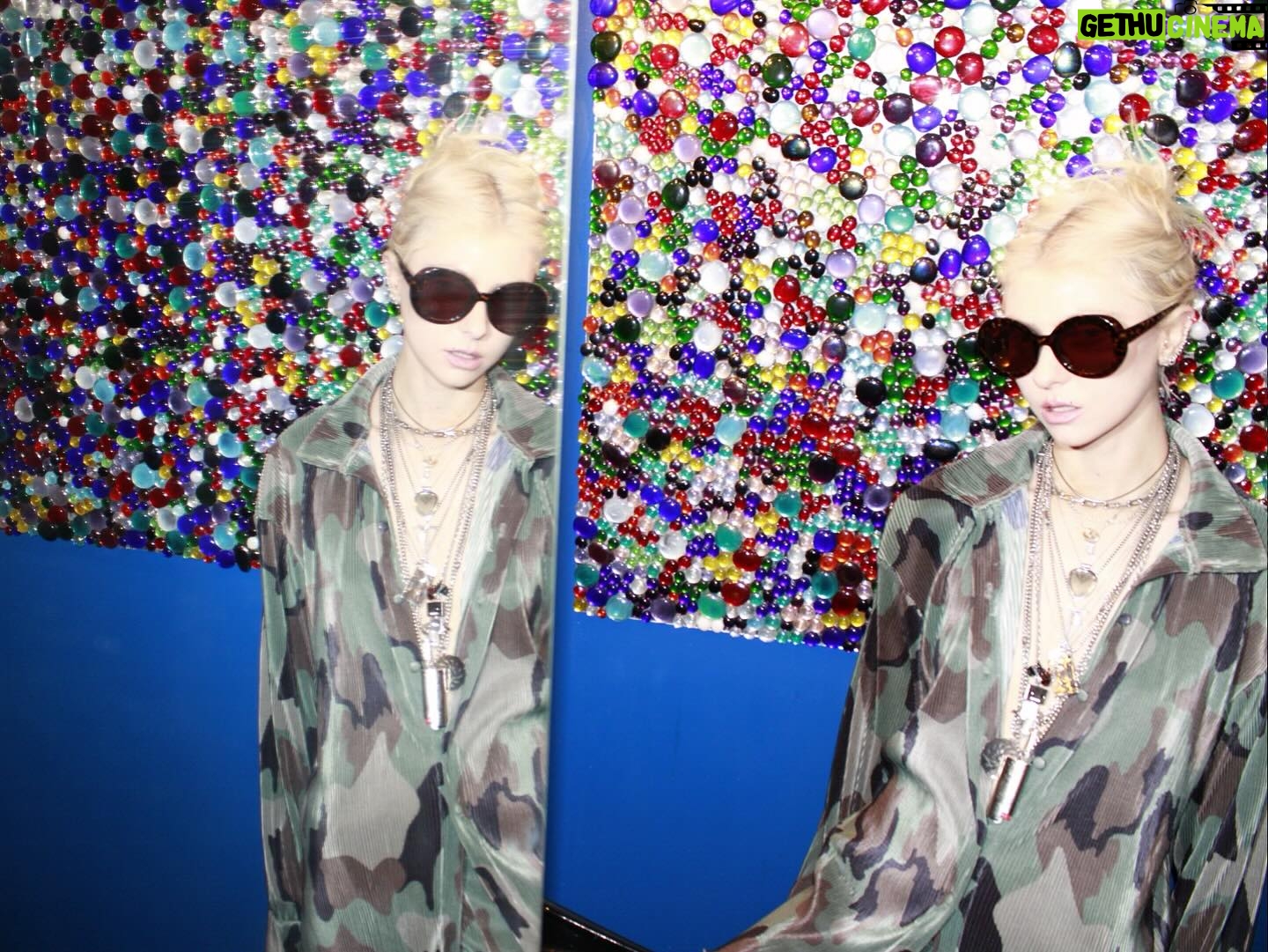 Taylor Momsen Instagram - More pics from @theartistsg at the studio #playingwithweirdwalls #kaleidoscopeeyes