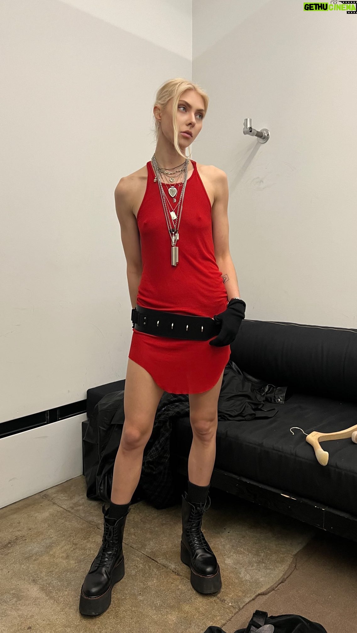 Taylor Momsen Instagram - @ragandbone @rickowensstorelosangeles @dolcegabbana @agentprovocateur @amazon 😂 #whatamilookingat #fashion
