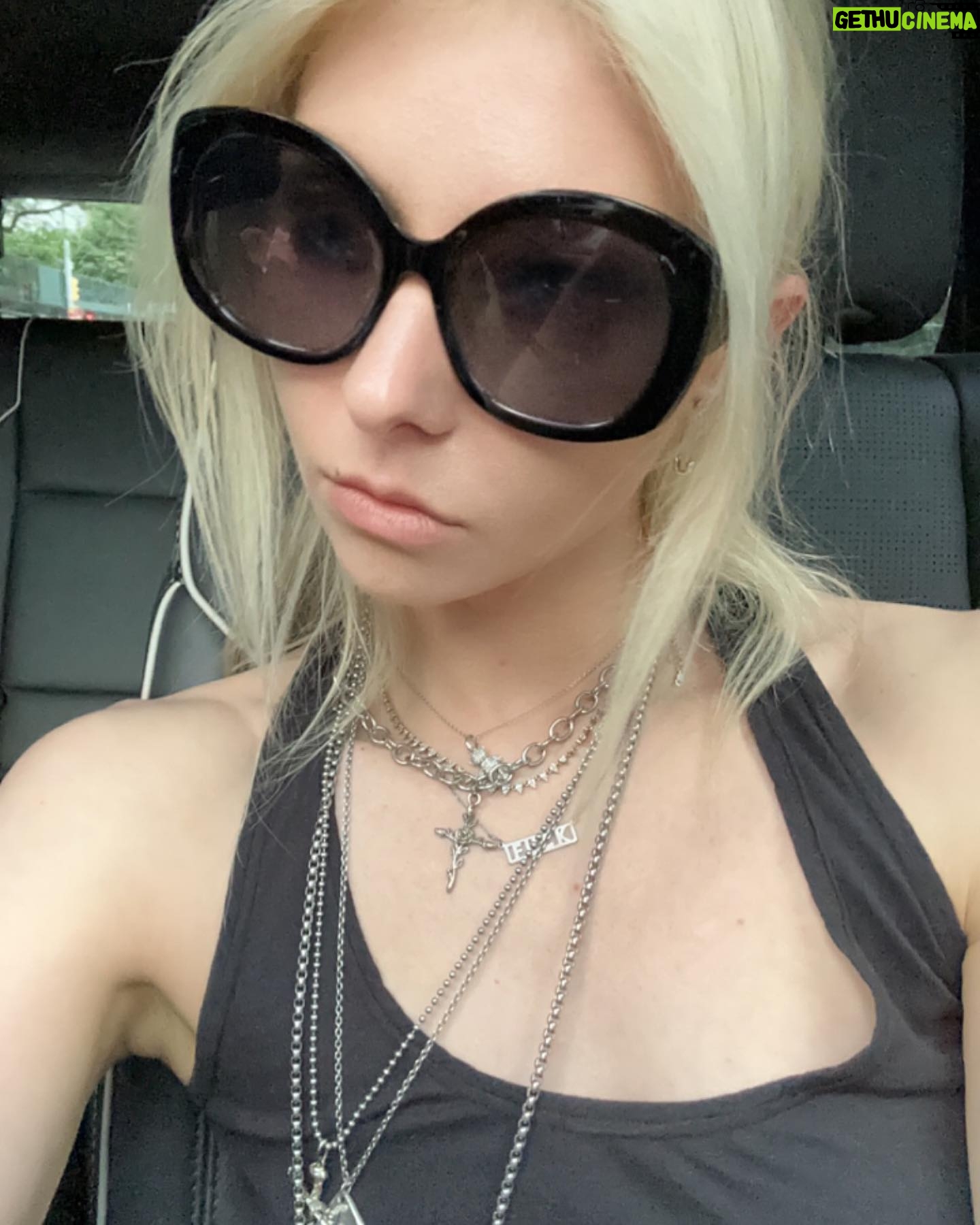 Taylor Momsen Instagram - #lightmeupwhenimdown