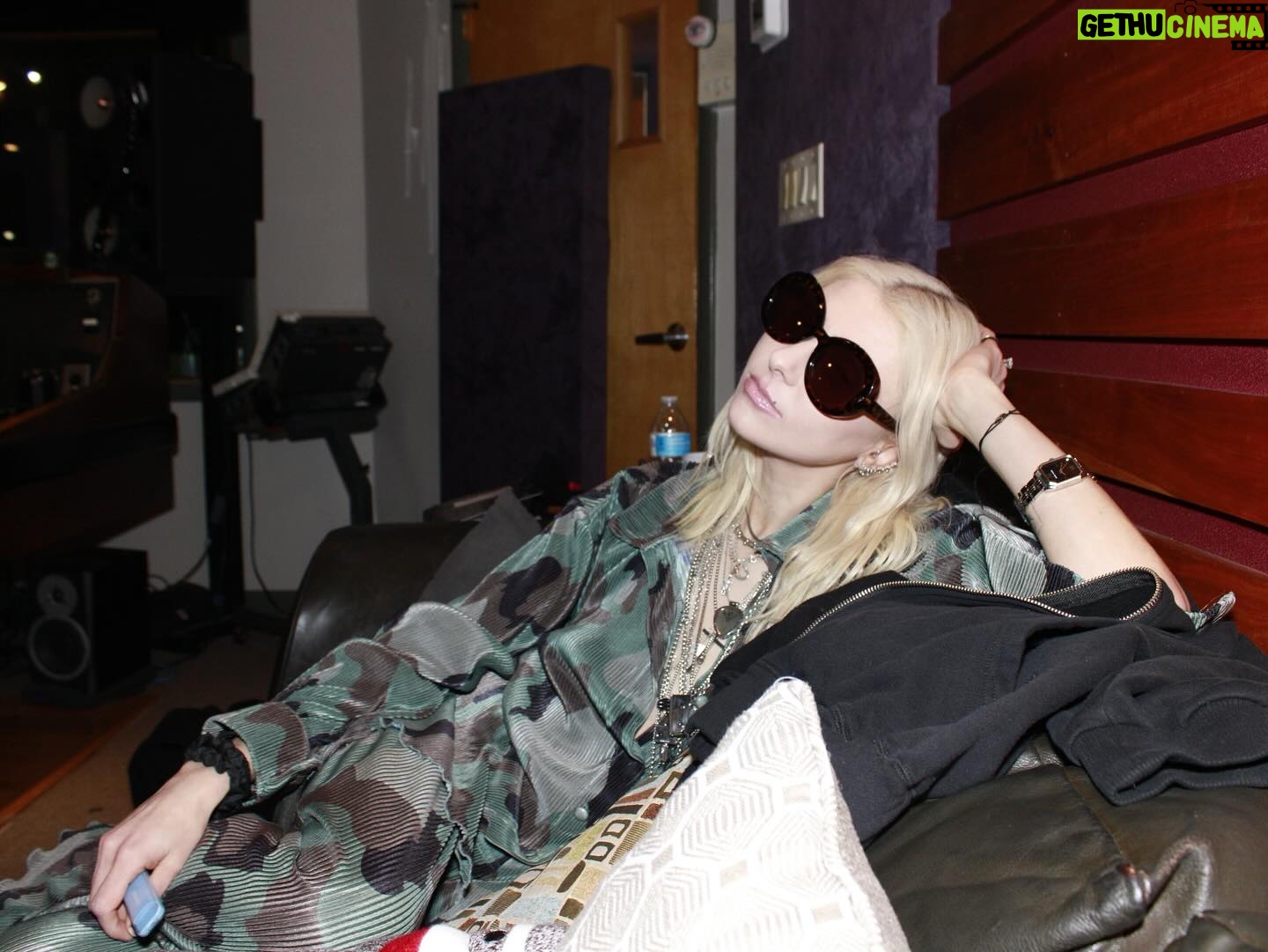 Taylor Momsen Instagram - More pics from @theartistsg at the studio #playingwithweirdwalls #kaleidoscopeeyes