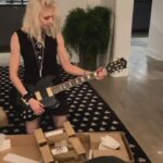 Taylor Momsen Instagram - Best Xmas present and way to ring in the new year…the #kimthayil signature guitar from @guildguitars TOTALLY AWESOME 🤘❤️🤘❤️