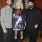 Taylor Momsen Instagram - Platinum 🤘⚡️🙏 Finally got the plaques! @skellycaster 😂 🙏🙏🙏 @fearlessrecords #heavenknows #platinum #goingtohell 📸 @theartistsg