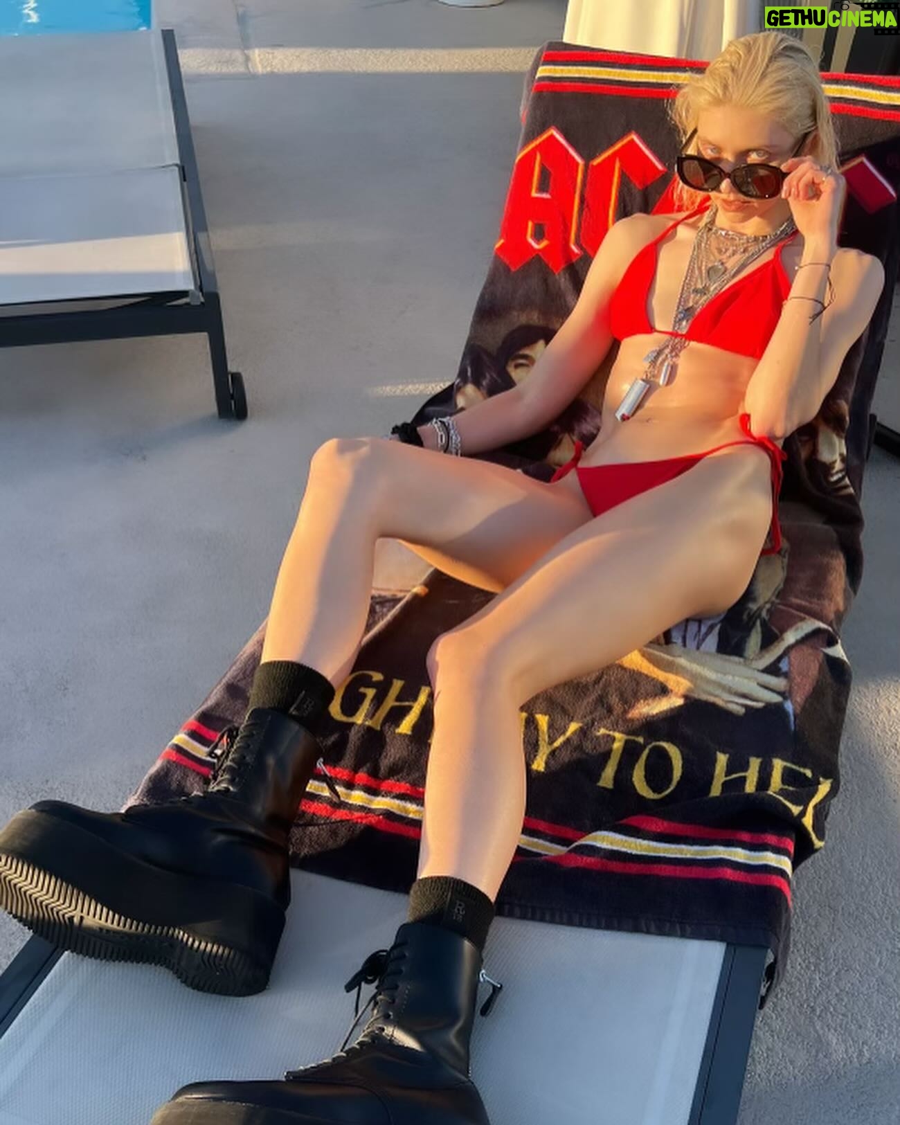 Taylor Momsen Instagram - Tune in to @trunknationsxm I’ll be on LIVE with @eddietrunk talking all things @therollingstones @acdc and beyond! Channel 103 #Faction on @siriusxm @theprettyreckless