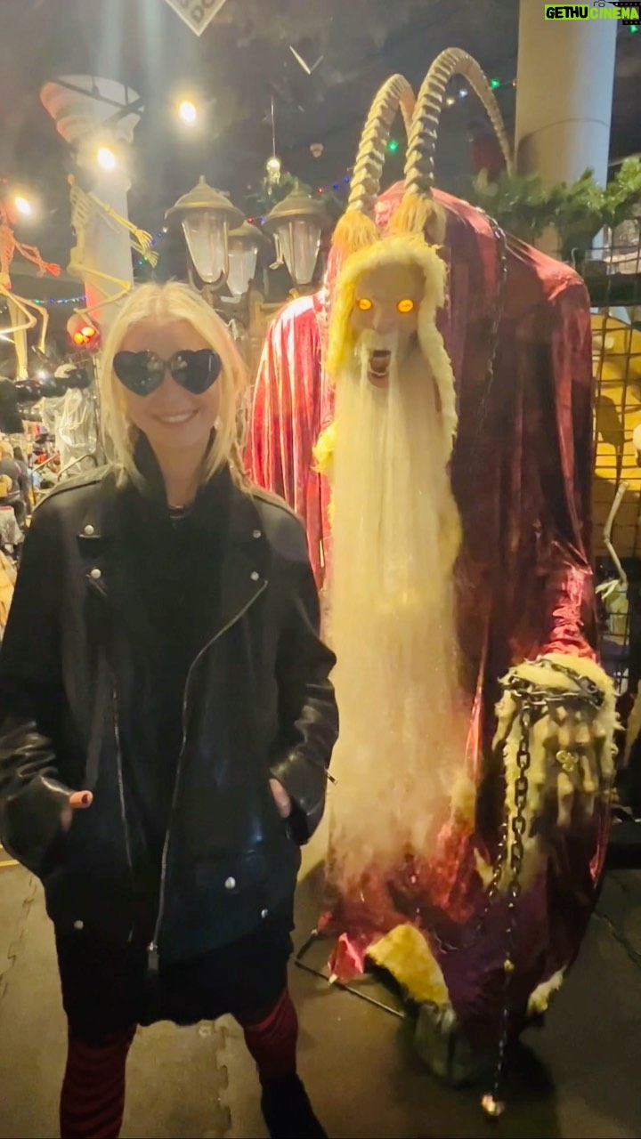 Taylor Momsen Instagram - #thisishalloween #Halloween 🎃 #onlyyoucanbringmebacktolife