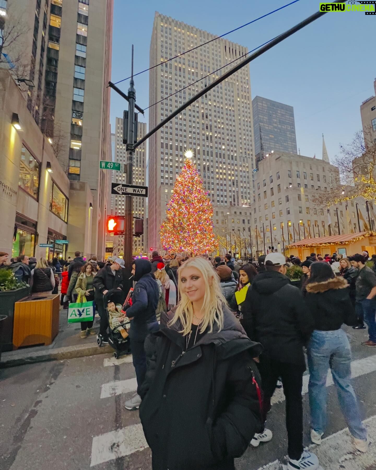Taylor Momsen Instagram - Hanging at the @hardrockhotelnyc with @jayz and @beyonce @saks @rockefellercenter and… @taylorswift ?? #wrongtaylor #christmastimeinnyc