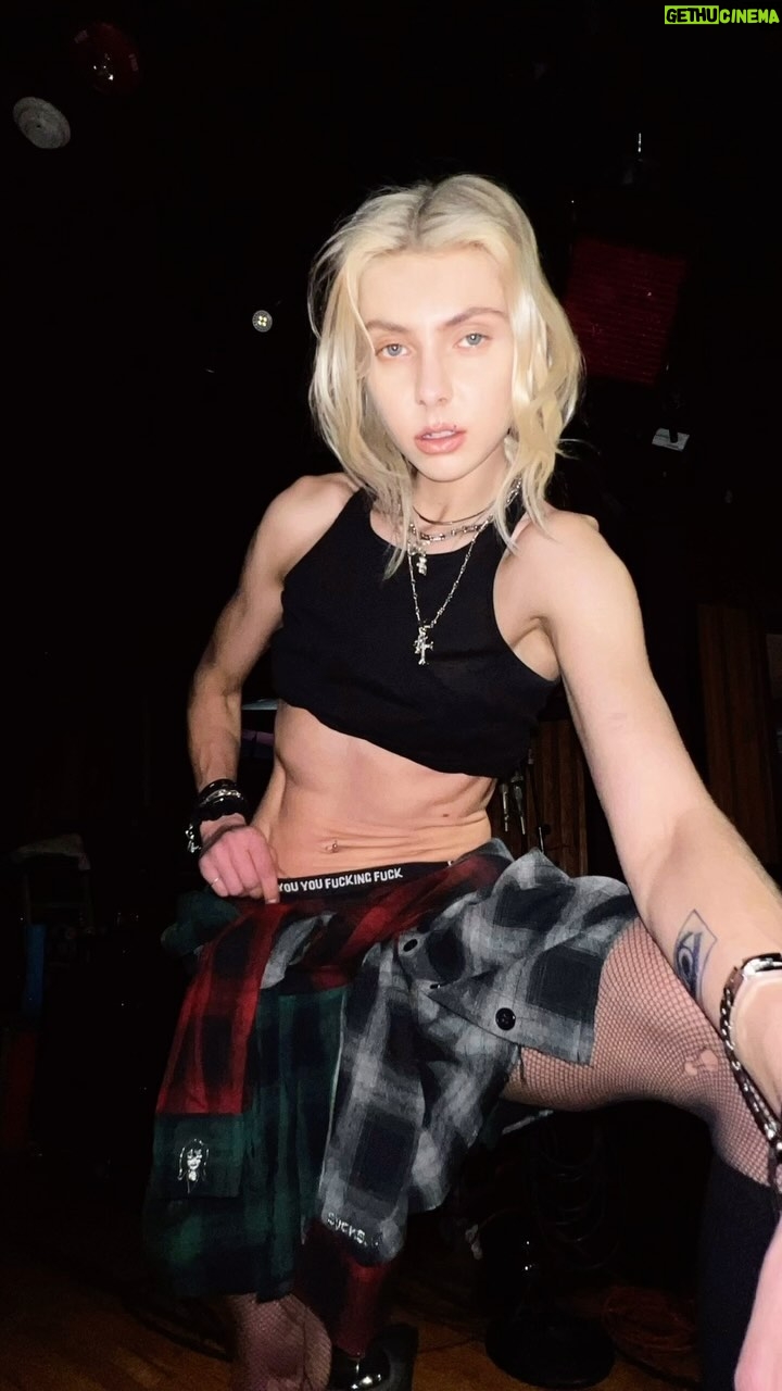 Taylor Momsen Instagram - Laundry day @theartistsg 📸