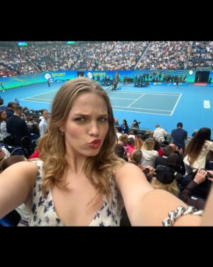 Teagan Croft Instagram - You haven’t seen me riled up til you’ve seen me at the tennis. Crazy fun night at the @australianopen, thanks to @poloralphlauren #PoloRalphLauren #AO23

Makeup by @carladysonmakeup