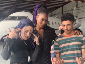Teagan Croft Instagram - Titans Season 3 has started streaming on hbomax!! Here are some sneaky set pics to celebrate… I reckon you all will love this season ;) #hbomax #dctitans @hbomax @dctitans