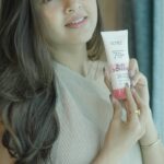 Tejasswi Prakash Instagram - @reneeofficial Pore Minimizing Sunscreen SPF 70 PA : Your daily defense against sun combined with all-round skincare! ✅Powered with 2% Peptides, 2% Niacinamide & 3% Multivitamins ✅Reduces appearance of pores, fine lines & blemishes ✅ Lightweight, hydrating, non-sticky & leaves no white cast #Reneeeveryday #PoreminimizingSunscreen #SPF70 #Niacinamide #multivitamins #peptides #MatteSunscreen #dailysunscreen #completeskincare #suncarewskincare #perfectsunscreen
