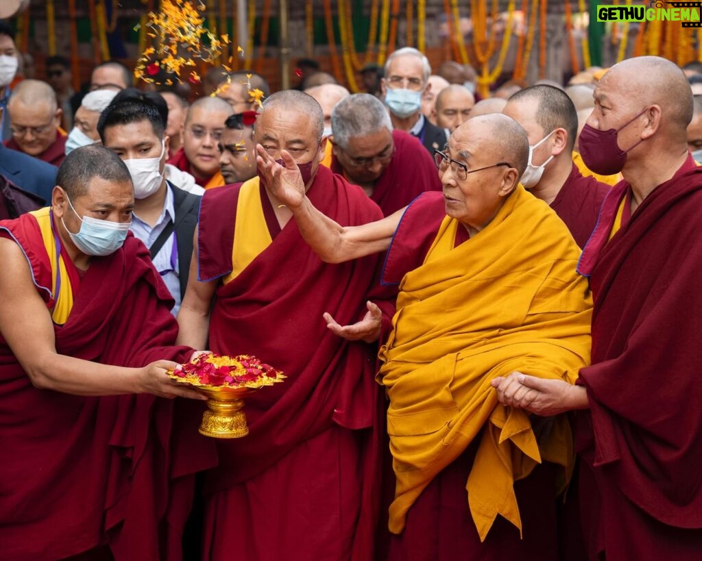 Tenzin Gyatso Instagram - Prayer for World Peace under the Bodhi tree at the Mahabodhi Temple in Bodhgaya, Bihar, India on December 23, 2023. #dalailama #worldpeace #harmony