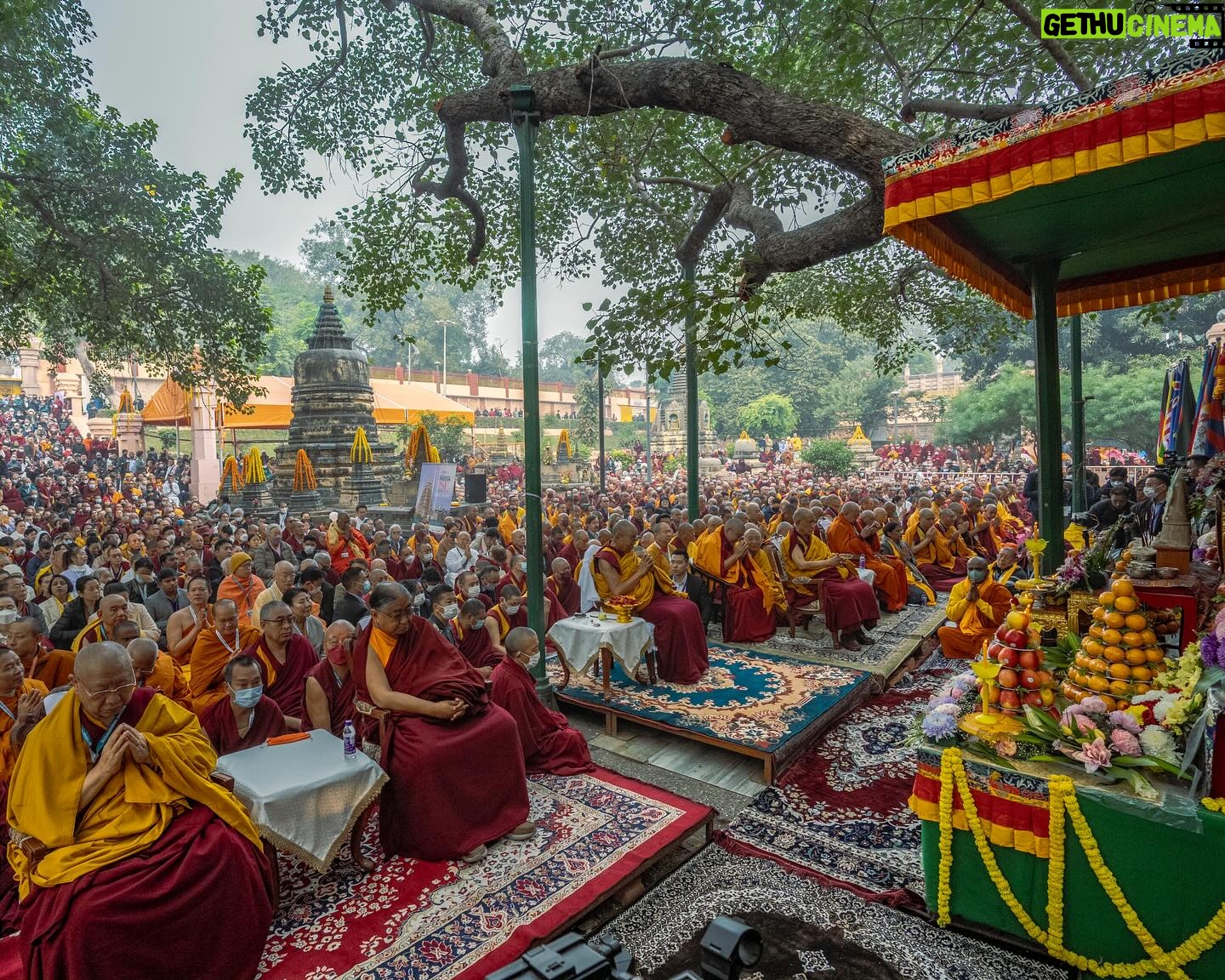 Tenzin Gyatso Instagram - Prayer for World Peace under the Bodhi tree at the Mahabodhi Temple in Bodhgaya, Bihar, India on December 23, 2023. #dalailama #worldpeace #harmony
