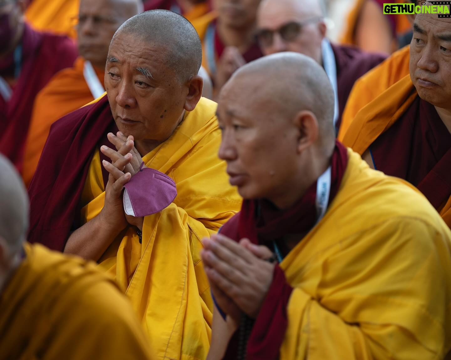 Tenzin Gyatso Instagram - Prayer for World Peace under the Bodhi tree at the Mahabodhi Temple in Bodhgaya, Bihar, India on December 23, 2023. #dalailama #worldpeace #harmony
