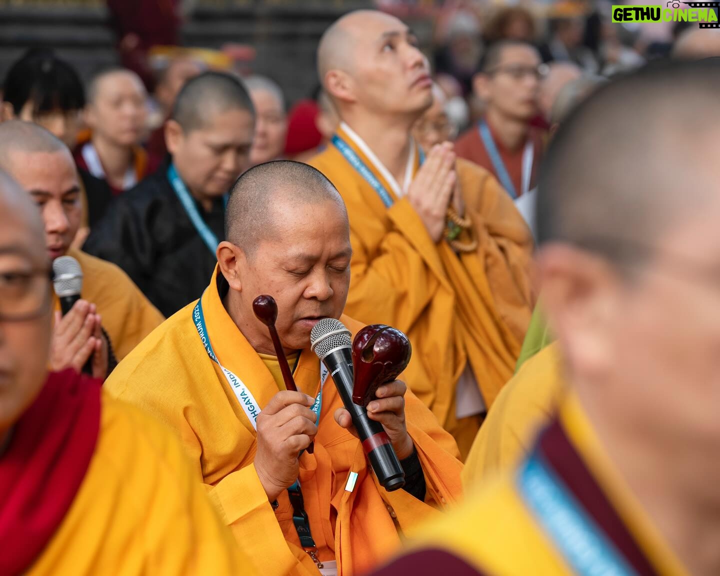 Tenzin Gyatso Instagram - Prayer for World Peace under the Bodhi tree at the Mahabodhi Temple in Bodhgaya, Bihar, India on December 23, 2023. #dalailama #worldpeace #harmony