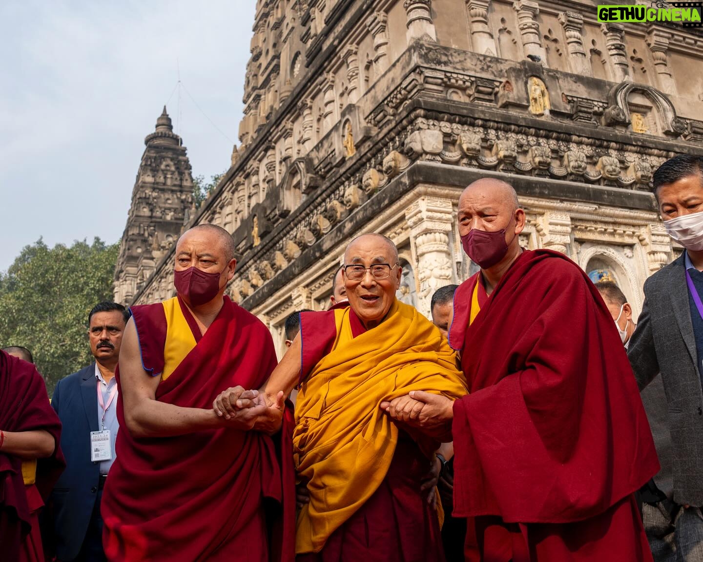 Tenzin Gyatso Instagram - Prayer for World Peace under the Bodhi tree at the Mahabodhi Temple in Bodhgaya, Bihar, India on December 23, 2023. #dalailama #worldpeace #harmony