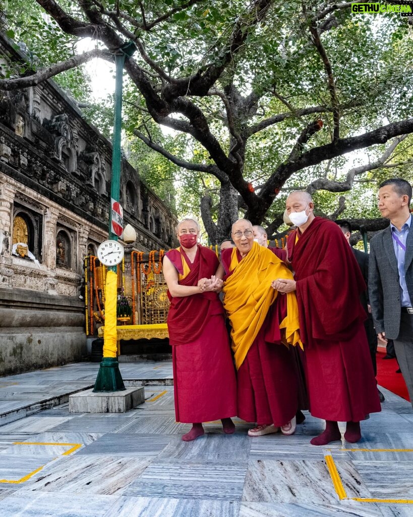 Tenzin Gyatso Instagram - Pilgrimage to Mahabodhi Temple in Bodhgaya, Bihar, India on December 16, 2023. #dalailama #bodhgaya #pilgrimage