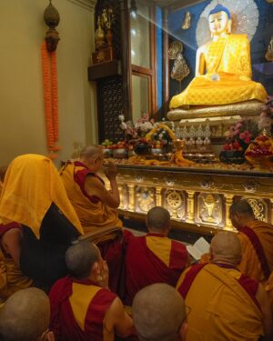 Tenzin Gyatso Instagram - Pilgrimage to Mahabodhi Temple in Bodhgaya, Bihar, India on December 16, 2023. #dalailama #bodhgaya #pilgrimage