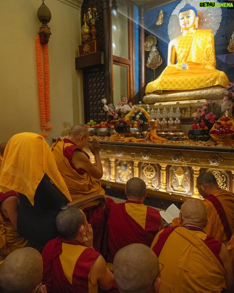 Tenzin Gyatso Instagram - Pilgrimage to Mahabodhi Temple in Bodhgaya, Bihar, India on December 16, 2023. #dalailama #bodhgaya #pilgrimage