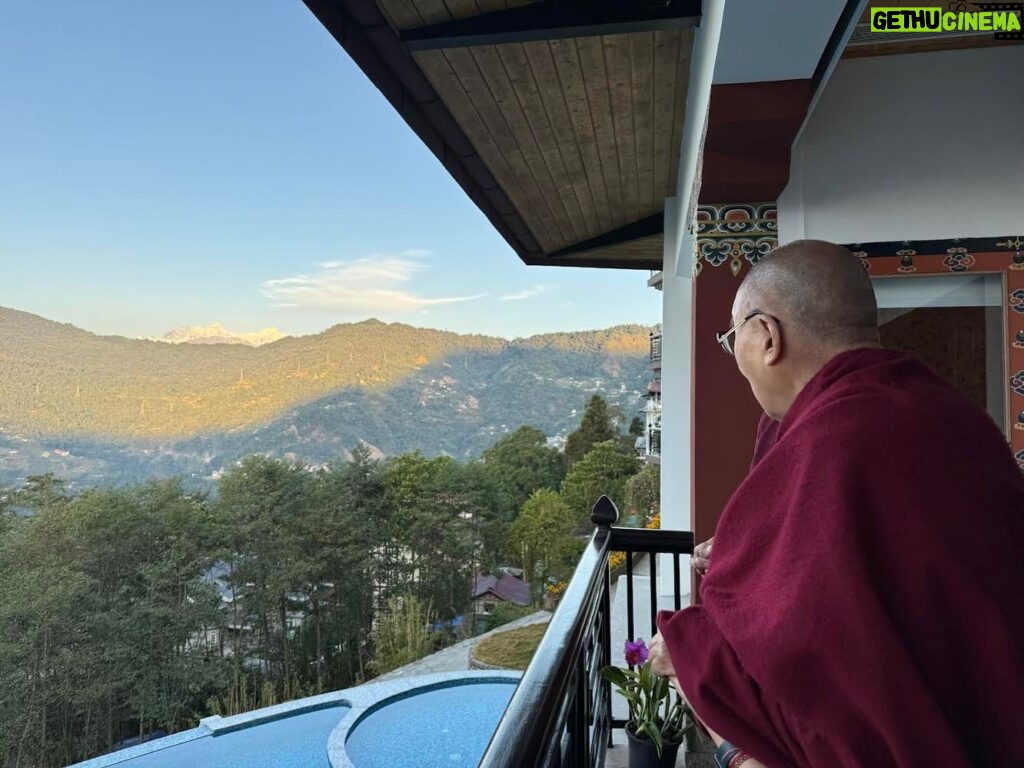 Tenzin Gyatso Instagram - HHDL looking out at the view of mount Kanchenjunga in the early morning from his room in Gangtok, Sikkim, India on December 14, 2023. Photo by Ven Tenzin Jamphel #dalailama