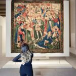 Ter Instagram - Este verano se abre el nuevo museo de Patrimonio Nacional @patrimnacional en Madrid👀 es un museo ppPPPRECioso, tiene cuadros de Velázquez, Caravaggio, tapices enormes con frutitas cosidas, carruajes del siglo XIX, relojes dorados, incluso esculturas de varios metros de altura ✨ Se llama la Galería de Colecciones Reales @galeriacoleccionesreales y está al lado de la Catedral de la Almudena. Es un edificio maravilloso diseñado por Tuñón y Mansilla (que por cierto, fueron profesores míos en la uni 😯😯😯 y nos llevaron a ver este edificio cuando todavía estaba en obras! :O) La cuestión es que AHORA la Galería sortea 5 entradas dobles para que la podáis visitar antes de su inauguración!!😍 Os harán una visita guiada a solas, como me hicieron a mí (estas fotos son de esa visita, mi parte favorita fue cuando levantamos la protección del caballo de Velázquez... que no tiene a nadie encima! hay hipótesis de que lo dejó pintado para, en caso de que le pidieran urgentemente un retrato ecuestre, tener parte del trabajo hecho a falta de añadir al jinete. Velázquez siendo icónico como siempre) Los requisitos para participar en el sorteo son: 1️⃣ Seguir a las cuentas de @galeriacoleccionesreales @patrimnacional y @tercosmicqueen 2️⃣ Dar a "Me gusta" en esta publicación. 3️⃣ Mencionar a la persona con la que te gustaría ir a la visita. 4️⃣ Puedes ganar una participación extra si lo compartes en tus stories. El sorteo se cierra el jueves 25 de mayo (incluido). El viernes 26 de mayo, la Galería publicará los nombres de los ganadores en sus redes sociales💖