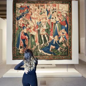 Ter Instagram - Este verano se abre el nuevo museo de Patrimonio Nacional @patrimnacional en Madrid👀 es un museo ppPPPRECioso, tiene cuadros de Velázquez, Caravaggio, tapices enormes con frutitas cosidas, carruajes del siglo XIX, relojes dorados, incluso esculturas de varios metros de altura ✨

Se llama la Galería de Colecciones Reales @galeriacoleccionesreales y está al lado de la Catedral de la Almudena. Es un edificio maravilloso diseñado por Tuñón y Mansilla (que por cierto, fueron profesores míos en la uni 😯😯😯 y nos llevaron a ver este edificio cuando todavía estaba en obras! :O)

La cuestión es que AHORA la Galería sortea 5 entradas dobles para que la podáis visitar antes de su inauguración!!😍 Os harán una visita guiada a solas, como me hicieron a mí (estas fotos son de esa visita, mi parte favorita fue cuando levantamos la protección del caballo de Velázquez... que no tiene a nadie encima! hay hipótesis de que lo dejó pintado para, en caso de que le pidieran urgentemente un retrato ecuestre, tener parte del trabajo hecho a falta de añadir al jinete. Velázquez siendo icónico como siempre)

Los requisitos para participar en el sorteo son:
1️⃣ Seguir a las cuentas de @galeriacoleccionesreales @patrimnacional y @tercosmicqueen
2️⃣ Dar a "Me gusta" en esta publicación.
3️⃣ Mencionar a la persona con la que te gustaría ir a la visita. 
4️⃣ Puedes ganar una participación extra si lo compartes en tus stories. 
 
El sorteo se cierra el jueves 25 de mayo (incluido). El viernes 26 de mayo, la Galería publicará los nombres de los ganadores en sus redes sociales💖