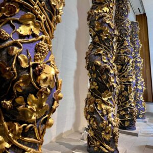 Ter Instagram - Este verano se abre el nuevo museo de Patrimonio Nacional @patrimnacional en Madrid👀 es un museo ppPPPRECioso, tiene cuadros de Velázquez, Caravaggio, tapices enormes con frutitas cosidas, carruajes del siglo XIX, relojes dorados, incluso esculturas de varios metros de altura ✨

Se llama la Galería de Colecciones Reales @galeriacoleccionesreales y está al lado de la Catedral de la Almudena. Es un edificio maravilloso diseñado por Tuñón y Mansilla (que por cierto, fueron profesores míos en la uni 😯😯😯 y nos llevaron a ver este edificio cuando todavía estaba en obras! :O)

La cuestión es que AHORA la Galería sortea 5 entradas dobles para que la podáis visitar antes de su inauguración!!😍 Os harán una visita guiada a solas, como me hicieron a mí (estas fotos son de esa visita, mi parte favorita fue cuando levantamos la protección del caballo de Velázquez... que no tiene a nadie encima! hay hipótesis de que lo dejó pintado para, en caso de que le pidieran urgentemente un retrato ecuestre, tener parte del trabajo hecho a falta de añadir al jinete. Velázquez siendo icónico como siempre)

Los requisitos para participar en el sorteo son:
1️⃣ Seguir a las cuentas de @galeriacoleccionesreales @patrimnacional y @tercosmicqueen
2️⃣ Dar a "Me gusta" en esta publicación.
3️⃣ Mencionar a la persona con la que te gustaría ir a la visita. 
4️⃣ Puedes ganar una participación extra si lo compartes en tus stories. 
 
El sorteo se cierra el jueves 25 de mayo (incluido). El viernes 26 de mayo, la Galería publicará los nombres de los ganadores en sus redes sociales💖