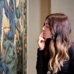 Ter Instagram - Este verano se abre el nuevo museo de Patrimonio Nacional @patrimnacional en Madrid👀 es un museo ppPPPRECioso, tiene cuadros de Velázquez, Caravaggio, tapices enormes con frutitas cosidas, carruajes del siglo XIX, relojes dorados, incluso esculturas de varios metros de altura ✨ Se llama la Galería de Colecciones Reales @galeriacoleccionesreales y está al lado de la Catedral de la Almudena. Es un edificio maravilloso diseñado por Tuñón y Mansilla (que por cierto, fueron profesores míos en la uni 😯😯😯 y nos llevaron a ver este edificio cuando todavía estaba en obras! :O) La cuestión es que AHORA la Galería sortea 5 entradas dobles para que la podáis visitar antes de su inauguración!!😍 Os harán una visita guiada a solas, como me hicieron a mí (estas fotos son de esa visita, mi parte favorita fue cuando levantamos la protección del caballo de Velázquez... que no tiene a nadie encima! hay hipótesis de que lo dejó pintado para, en caso de que le pidieran urgentemente un retrato ecuestre, tener parte del trabajo hecho a falta de añadir al jinete. Velázquez siendo icónico como siempre) Los requisitos para participar en el sorteo son: 1️⃣ Seguir a las cuentas de @galeriacoleccionesreales @patrimnacional y @tercosmicqueen 2️⃣ Dar a "Me gusta" en esta publicación. 3️⃣ Mencionar a la persona con la que te gustaría ir a la visita. 4️⃣ Puedes ganar una participación extra si lo compartes en tus stories. El sorteo se cierra el jueves 25 de mayo (incluido). El viernes 26 de mayo, la Galería publicará los nombres de los ganadores en sus redes sociales💖