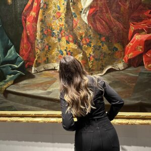 Ter Instagram - Este verano se abre el nuevo museo de Patrimonio Nacional @patrimnacional en Madrid👀 es un museo ppPPPRECioso, tiene cuadros de Velázquez, Caravaggio, tapices enormes con frutitas cosidas, carruajes del siglo XIX, relojes dorados, incluso esculturas de varios metros de altura ✨

Se llama la Galería de Colecciones Reales @galeriacoleccionesreales y está al lado de la Catedral de la Almudena. Es un edificio maravilloso diseñado por Tuñón y Mansilla (que por cierto, fueron profesores míos en la uni 😯😯😯 y nos llevaron a ver este edificio cuando todavía estaba en obras! :O)

La cuestión es que AHORA la Galería sortea 5 entradas dobles para que la podáis visitar antes de su inauguración!!😍 Os harán una visita guiada a solas, como me hicieron a mí (estas fotos son de esa visita, mi parte favorita fue cuando levantamos la protección del caballo de Velázquez... que no tiene a nadie encima! hay hipótesis de que lo dejó pintado para, en caso de que le pidieran urgentemente un retrato ecuestre, tener parte del trabajo hecho a falta de añadir al jinete. Velázquez siendo icónico como siempre)

Los requisitos para participar en el sorteo son:
1️⃣ Seguir a las cuentas de @galeriacoleccionesreales @patrimnacional y @tercosmicqueen
2️⃣ Dar a "Me gusta" en esta publicación.
3️⃣ Mencionar a la persona con la que te gustaría ir a la visita. 
4️⃣ Puedes ganar una participación extra si lo compartes en tus stories. 
 
El sorteo se cierra el jueves 25 de mayo (incluido). El viernes 26 de mayo, la Galería publicará los nombres de los ganadores en sus redes sociales💖