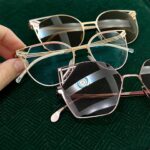 Ter Instagram - creo q estas gafas son las bonitas que he tenido en mi vida🥺 me las ha regalado @lool_eyewear , una marca de Barcelona que descubrí hace años, de la que me compré varios modelos que igual habéis visto en mis vídeos 👀 me llamó la atención que sus gafas no tienen tornillos (!!!!!!) y que las monturas son una lámina ultrafina cortada con cortadora láser (o sea q no pesan nada). Una fantasía ingenieril q explico en más detalle en stories. Ahora la marca me ha regalado modelos nuevos y no me las quito :_ muchas gracias @lool_eyewear por el regalazo y a @laopticamadrid por graduármelas 🤓🤓🤓💚 #collab