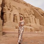 Tere Kuster Instagram - Viajamos de Aswan a Abu simbel que queda en la frontera con Sudán para conocer unos de los templos más imponentes : el templo de Ramses II 🐫 • El vestido soñado , obviamente de mi bby @nicolettavalentina @iam_nicoletta • egypt #piramides #egipto #africa #travel #visitegyptofficial #abusimbeltemple