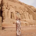 Tere Kuster Instagram - Viajamos de Aswan a Abu simbel que queda en la frontera con Sudán para conocer unos de los templos más imponentes : el templo de Ramses II 🐫 • El vestido soñado , obviamente de mi bby @nicolettavalentina @iam_nicoletta • egypt #piramides #egipto #africa #travel #visitegyptofficial #abusimbeltemple