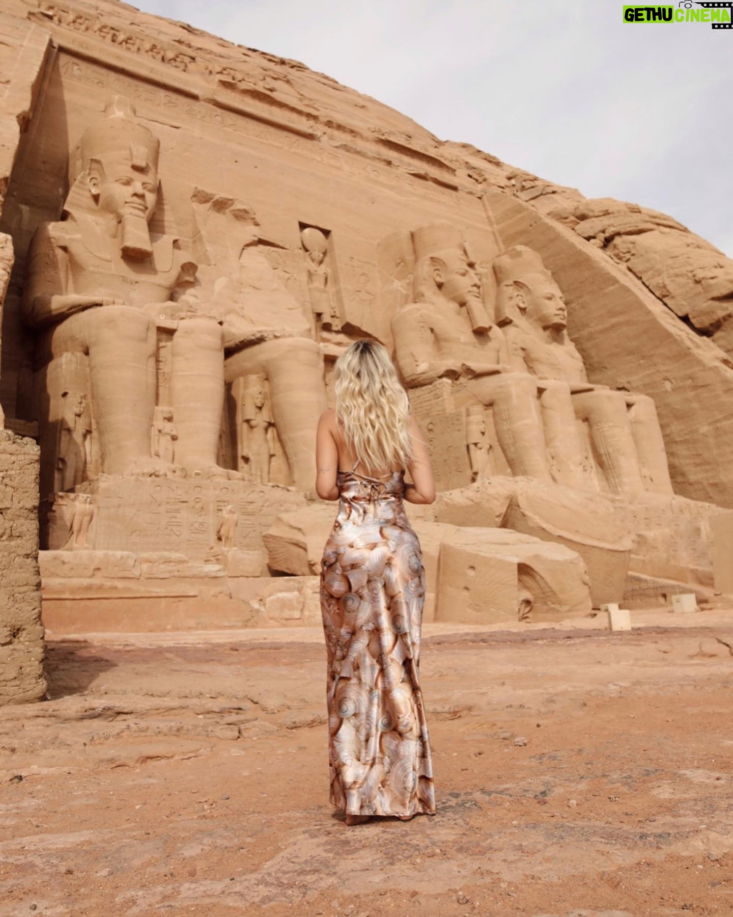 Tere Kuster Instagram - Viajamos de Aswan a Abu simbel que queda en la frontera con Sudán para conocer unos de los templos más imponentes : el templo de Ramses II 🐫 • El vestido soñado , obviamente de mi bby @nicolettavalentina @iam_nicoletta • egypt #piramides #egipto #africa #travel #visitegyptofficial #abusimbeltemple