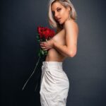 Tere Kuster Instagram - Con una rosa bastaba pero es que soy muy exagerada ❤️‍🔥 Nuevo contenido para mi perfil Link en la bio 🔥 x @by.luifer