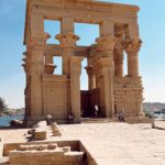 Tere Kuster Instagram - Hoy fuimos al templo de Philae - Dedicado a Isis, diosa del amor. Es una belleza artística inexplicable. Está ubicado en una pequeña isla a la que solo se puede acceder en barco. Lo potente de la historia de nuestros ancestros y la belleza de los lugares que conservan esa magia de lo que fué, es alucinante .