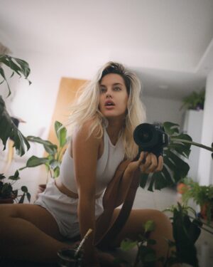 Tere Kuster Instagram - Cuando te levantas el domingo y tenés que regar tus cien plantas, but first beboteo 🪴🧉
