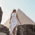 Tere Kuster Instagram - La energía de este lugar y su historia me emocionan. Todavía no caigo estar acá 🐫 , me siento muy agradecida de este momento. • Mi vestido hermoso es de mi gran amiga y máxima diseñadora chilena @nicolettavalentina • #egypt #piramides #egipto #africa #travel #visitegyptofficial