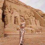 Tere Kuster Instagram - Viajamos de Aswan a Abu simbel que queda en la frontera con Sudán para conocer unos de los templos más imponentes : el templo de Ramses II 🐫 • El vestido soñado , obviamente de mi bby @nicolettavalentina @iam_nicoletta • egypt #piramides #egipto #africa #travel #visitegyptofficial #abusimbeltemple