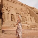 Tere Kuster Instagram - Viajamos de Aswan a Abu simbel que queda en la frontera con Sudán para conocer unos de los templos más imponentes : el templo de Ramses II 🐫 • El vestido soñado , obviamente de mi bby @nicolettavalentina @iam_nicoletta • egypt #piramides #egipto #africa #travel #visitegyptofficial #abusimbeltemple