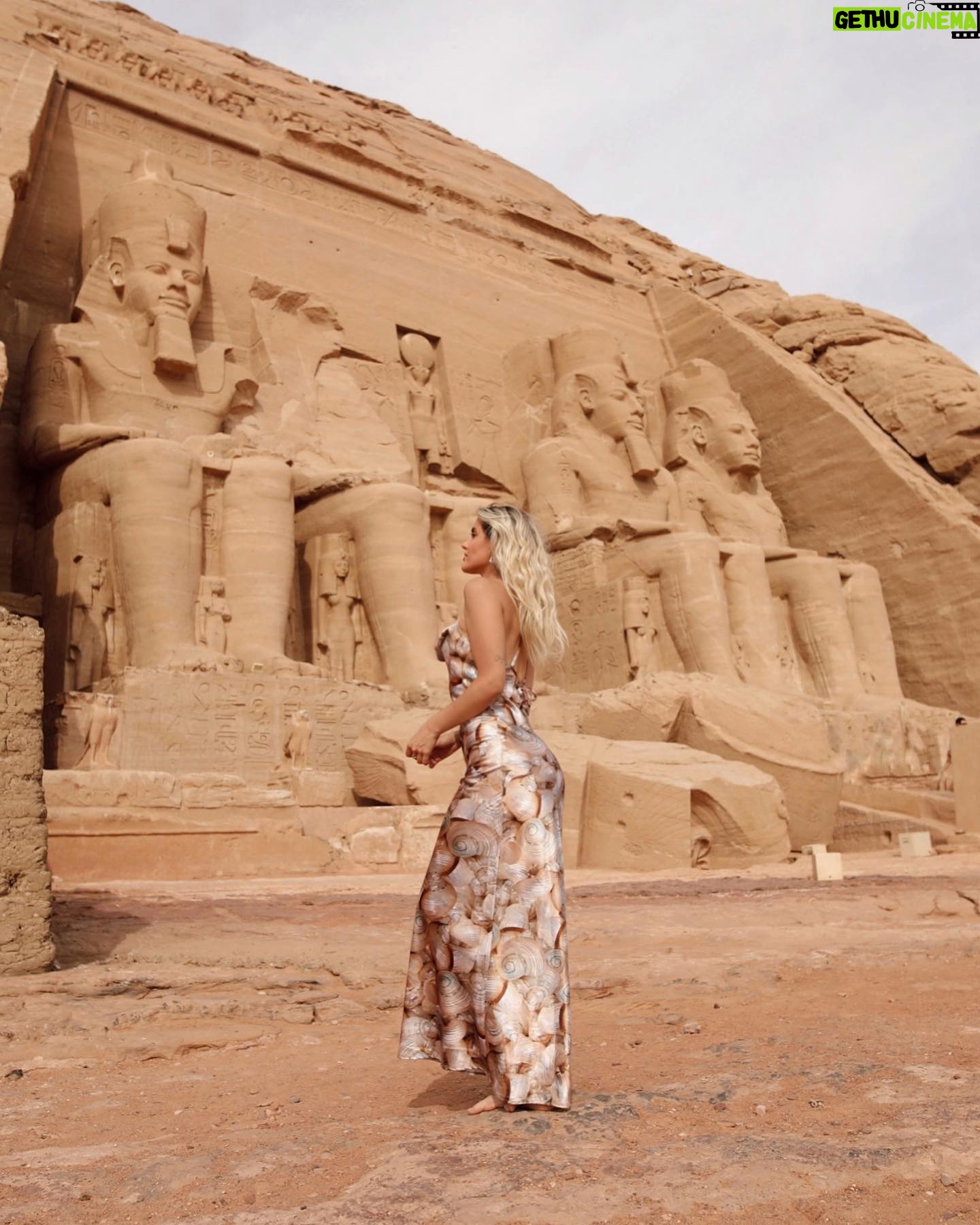 Tere Kuster Instagram - Viajamos de Aswan a Abu simbel que queda en la frontera con Sudán para conocer unos de los templos más imponentes : el templo de Ramses II 🐫 • El vestido soñado , obviamente de mi bby @nicolettavalentina @iam_nicoletta • egypt #piramides #egipto #africa #travel #visitegyptofficial #abusimbeltemple