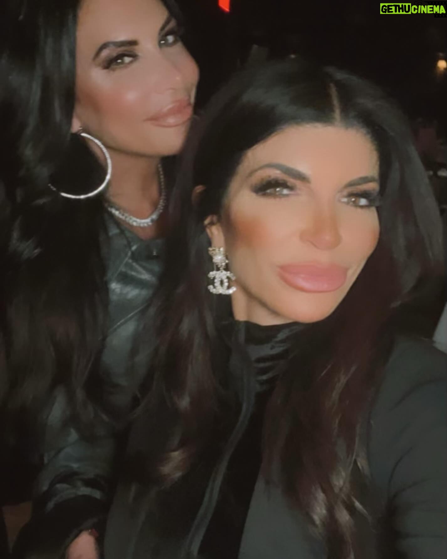 Teresa Giudice Instagram - Love spending time my beautiful friends during the holiday season ❤️🎄 #holidayseason #nyc #santababy