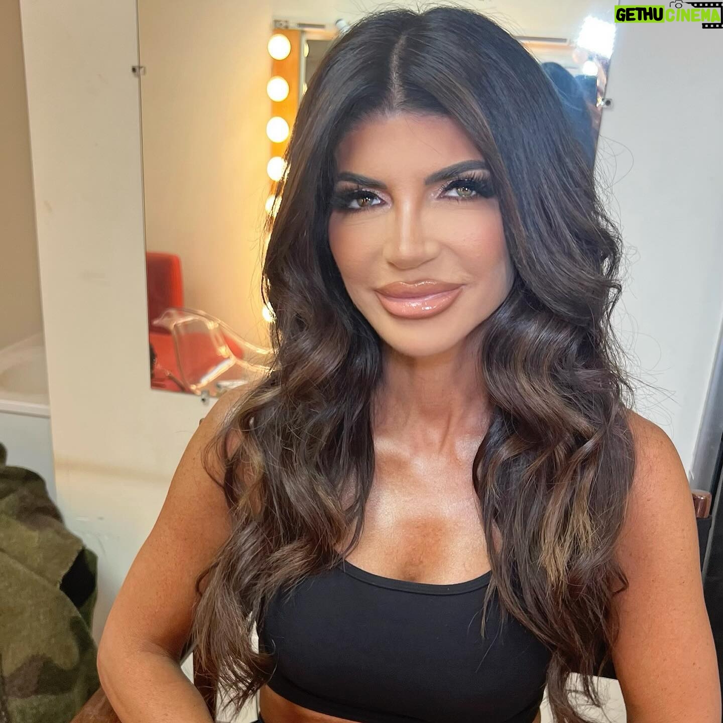 Teresa Giudice Instagram - A real pinch me moment today on set of #RHONJ with @teresagiudice. Thank you for trusting me with your beautiful face! π€ Makeup: @looksbykatiness Hair: @lina_kidis #realhousewivesofnewjersey #teresagiudice #njmakeup #celebritymakeup